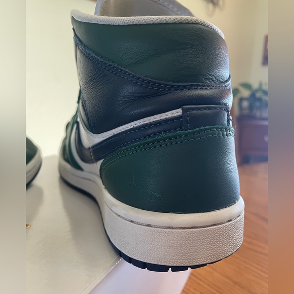 WMNS AIR JORDAN 1 MID SE - Picture 14 of 15